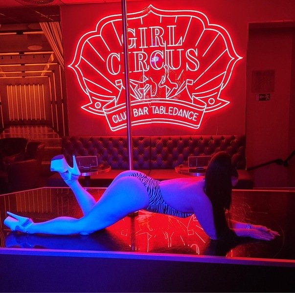 Girl Circus Tabledance